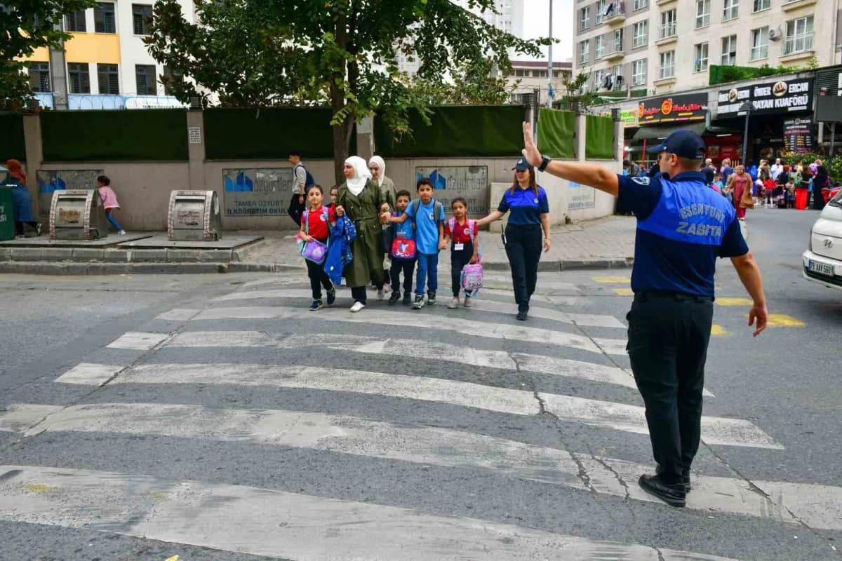 Yeni eğitim öğretim yılının başlamasıyla birlikte kolları sıvayan Esenyurt Belediyesi zabıta ekipleri, okul giriş ve çık