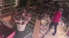 Esenyurt'ta benzin istasyonunda pompacıya yönelik silahlı saldırı anını gösteren güvenlik kamerası görüntüsü
