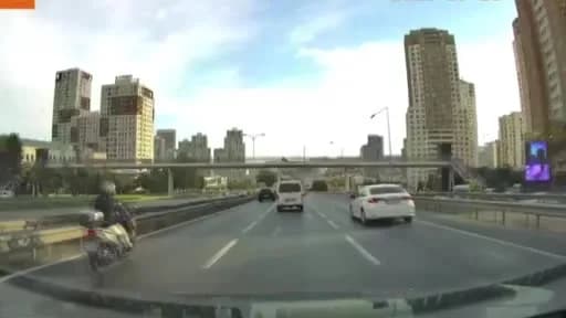 Esenyurt Haramidere Bağlantı Yolu Regnum Sitesi önünde servis aracı ve motosikletin bulunduğu trafik görüntüsü
