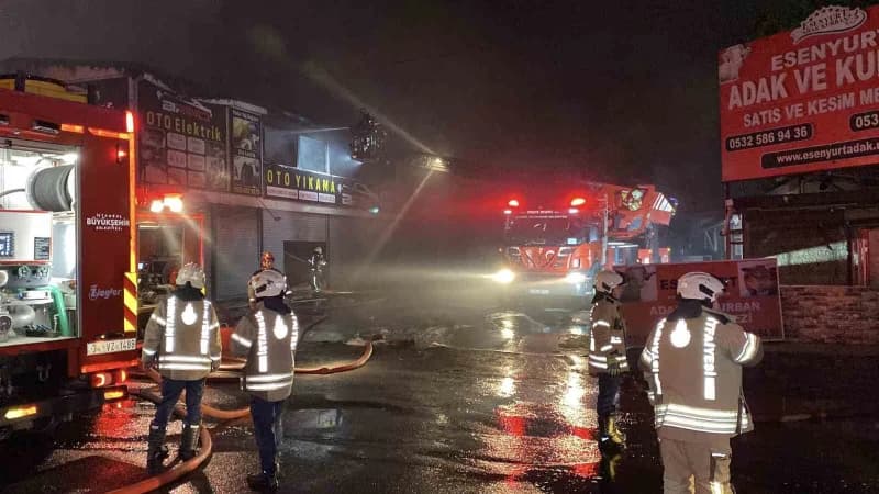 İstanbul Esenyurt'ta oto lastikçi dükkanında çıkan yangın, bitişikte bulunan 4 iş yeri ile bir yemek şirketine sıçradı.