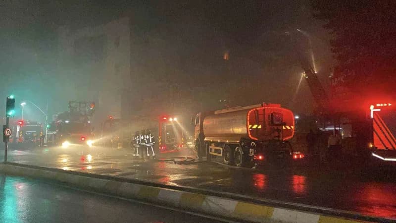 İstanbul Esenyurt'ta oto lastikçi dükkanında çıkan yangın, bitişikte bulunan 4 iş yeri ile bir yemek şirketine sıçradı.