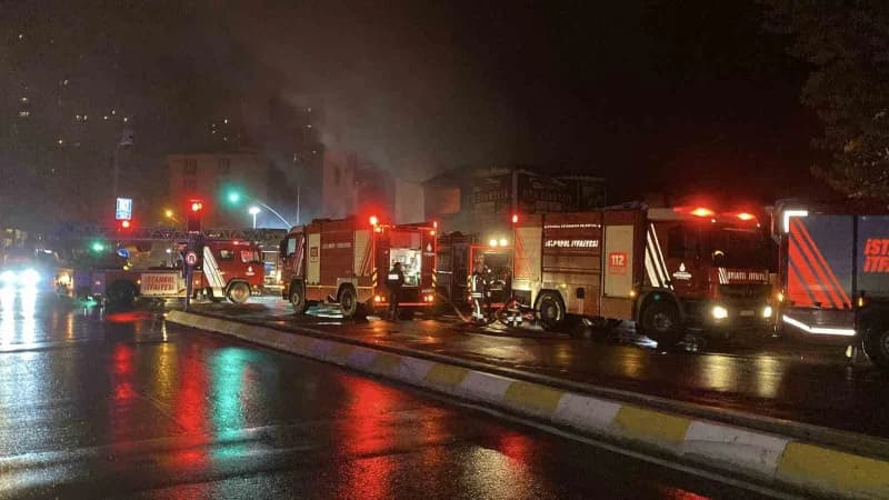 İstanbul Esenyurt'ta oto lastikçi dükkanında çıkan yangın, bitişikte bulunan 4 iş yeri ile bir yemek şirketine sıçradı.