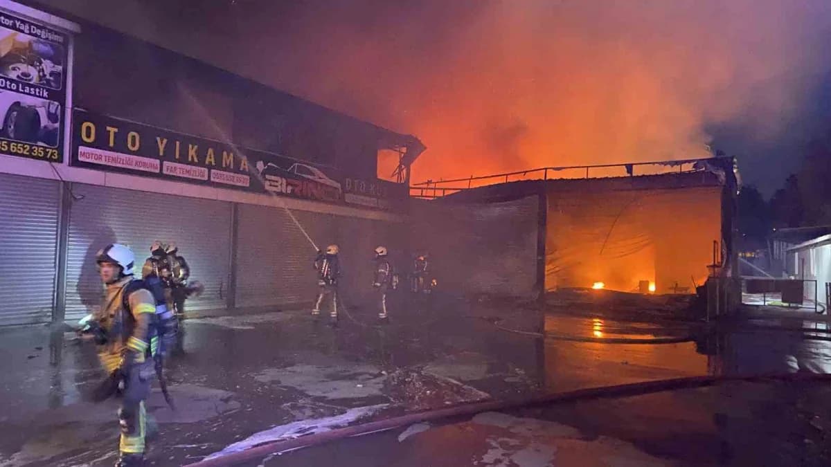 İstanbul Esenyurt'ta oto lastikçi dükkanında çıkan yangın, bitişikte bulunan 4 iş yeri ile bir yemek şirketine sıçradı.