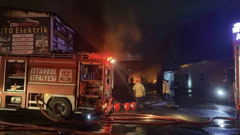 İstanbul Esenyurt'ta oto lastikçi dükkanında çıkan yangın, bitişikte bulunan 4 iş yeri ile bir yemek şirketine sıçradı.