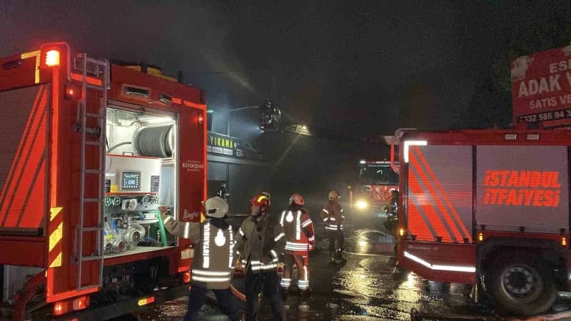 İstanbul Esenyurt'ta oto lastikçi dükkanında çıkan yangın, bitişikte bulunan 4 iş yeri ile bir yemek şirketine sıçradı.