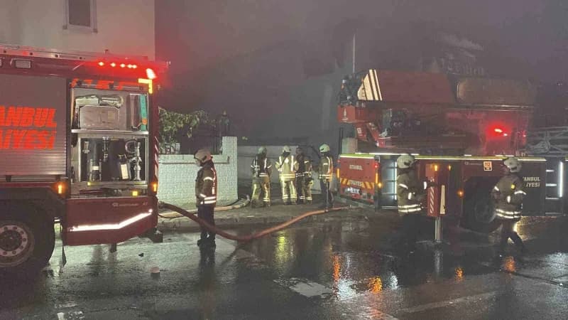 İstanbul Esenyurt'ta oto lastikçi dükkanında çıkan yangın, bitişikte bulunan 4 iş yeri ile bir yemek şirketine sıçradı.