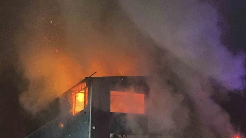 İstanbul Esenyurt'ta oto lastikçi dükkanında çıkan yangın, bitişikte bulunan 4 iş yeri ile bir yemek şirketine sıçradı.