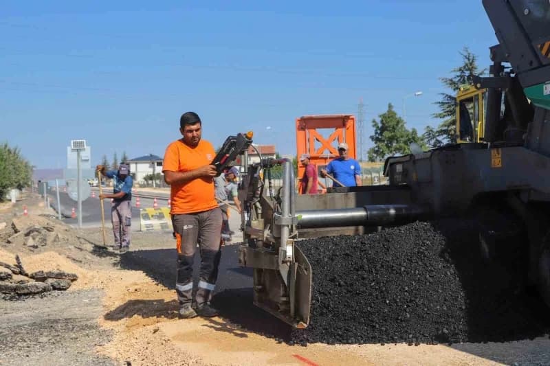 Eskişehir Büyükşehir Belediyesi Yol Yapım Bakım ve Onarım Dairesi Başkanlığı ekipleri, kent genelinde ulaşım altyapısını