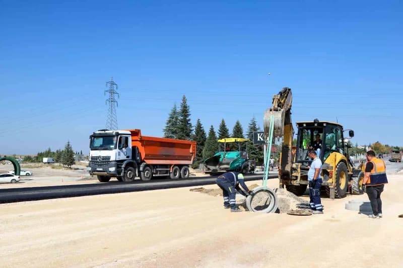 Eskişehir Büyükşehir Belediyesi Yol Yapım Bakım ve Onarım Dairesi Başkanlığı ekipleri, kent genelinde ulaşım altyapısını