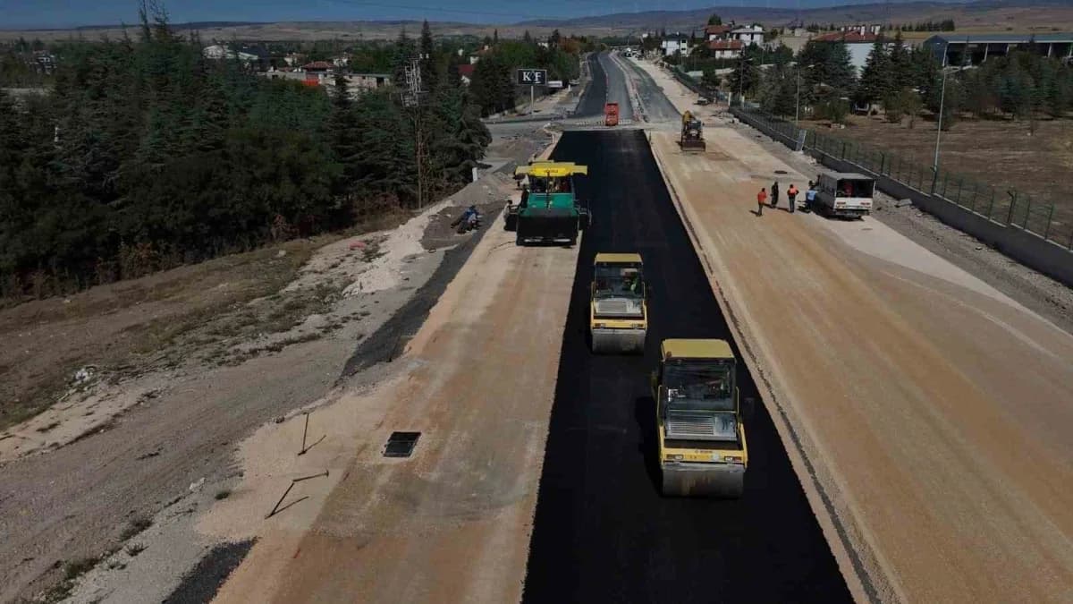 Eskişehir Büyükşehir Belediyesi ekipleri 100. Yıl Bulvarı’nda asfalt serimi yaparken görüntü