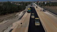 Eskişehir Büyükşehir Belediyesi ekipleri 100. Yıl Bulvarı’nda asfalt serimi yaparken görüntü