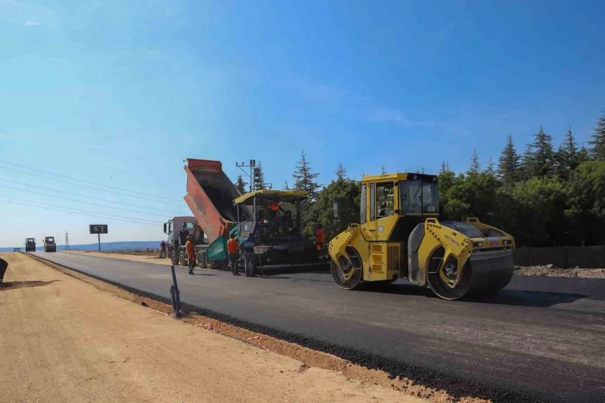 Eskişehir Büyükşehir Belediyesi Yol Yapım Bakım ve Onarım Dairesi Başkanlığı ekipleri, kent genelinde ulaşım altyapısını