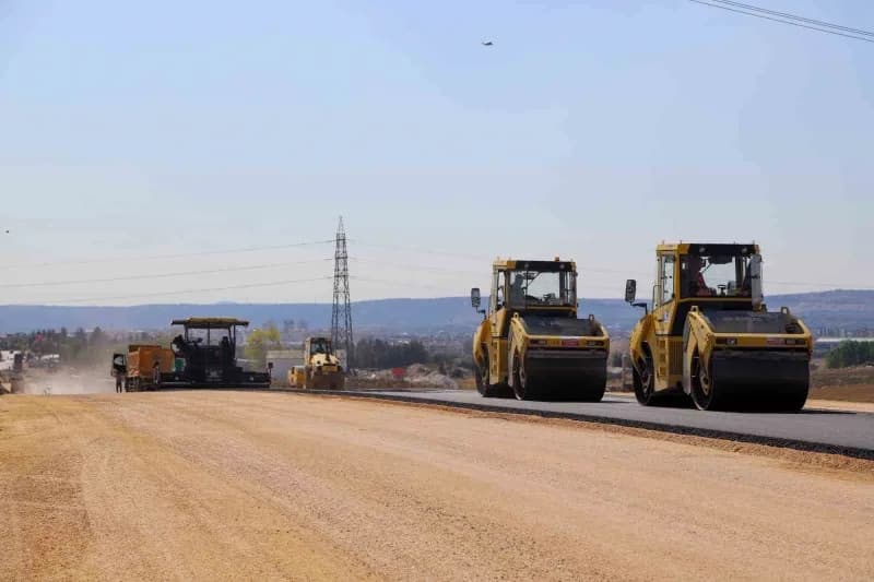 Eskişehir Büyükşehir Belediyesi Yol Yapım Bakım ve Onarım Dairesi Başkanlığı ekipleri, kent genelinde ulaşım altyapısını