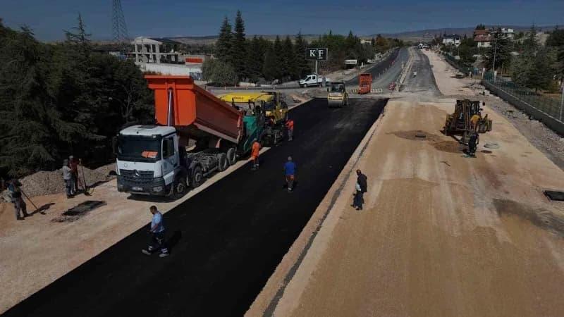Eskişehir Büyükşehir Belediyesi Yol Yapım Bakım ve Onarım Dairesi Başkanlığı ekipleri, kent genelinde ulaşım altyapısını