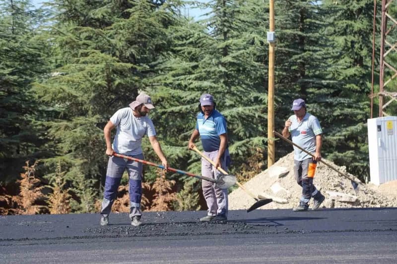 Eskişehir Büyükşehir Belediyesi Yol Yapım Bakım ve Onarım Dairesi Başkanlığı ekipleri, kent genelinde ulaşım altyapısını