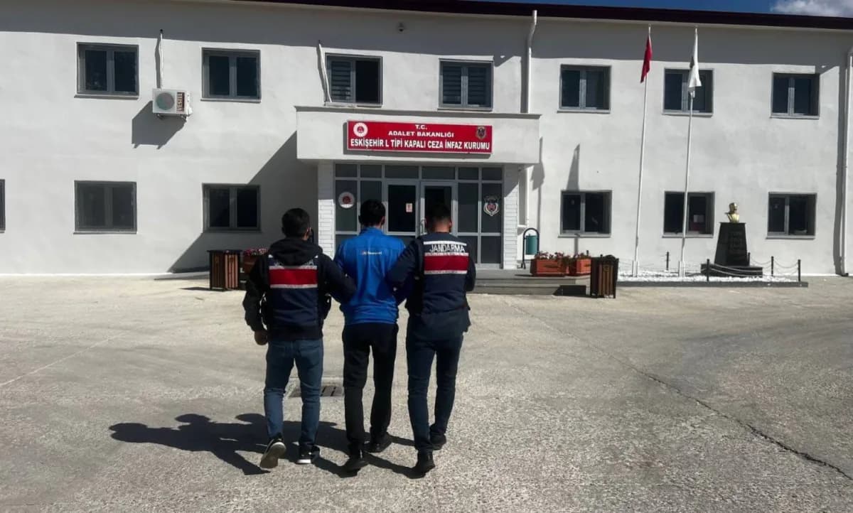 Eskişehir’de jandarma ekipleri tarafından yakalanan 47 yıl hapis cezası ile aranan şahıs