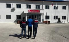 Eskişehir’de jandarma ekipleri tarafından yakalanan 47 yıl hapis cezası ile aranan şahıs