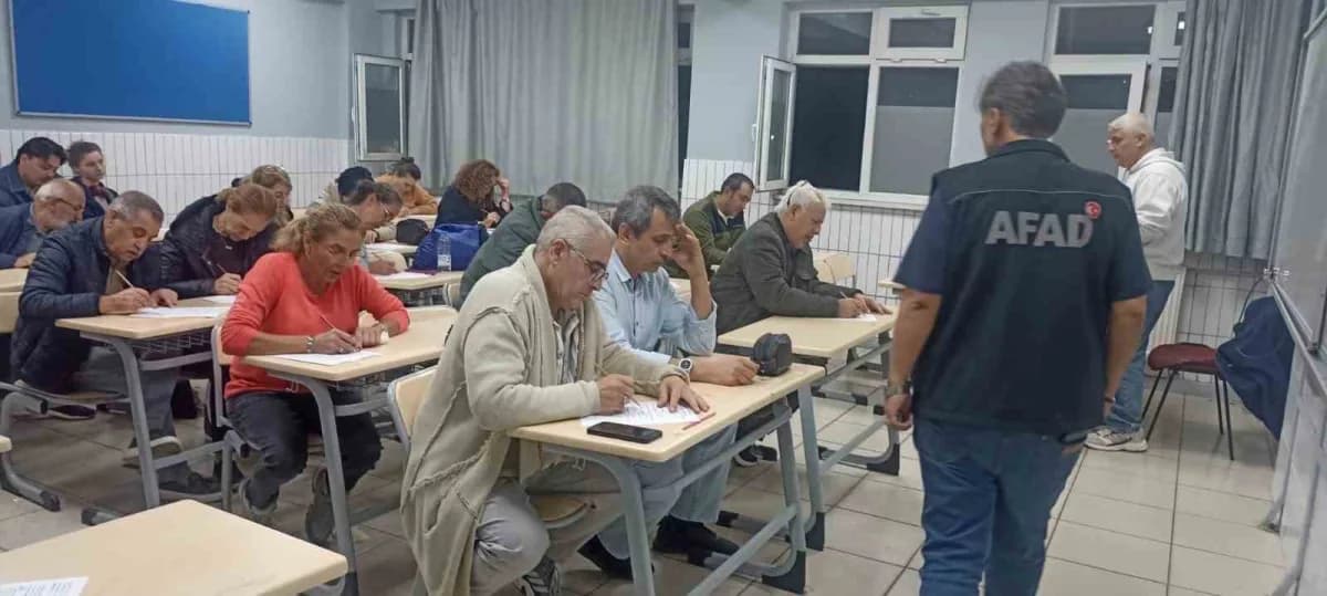 Eskişehir’de AFAD ekipleri mahalle bazlı afet eğitimi verirken vatandaşlar dikkatle dinliyor