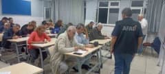 Eskişehir’de AFAD ekipleri mahalle bazlı afet eğitimi verirken vatandaşlar dikkatle dinliyor