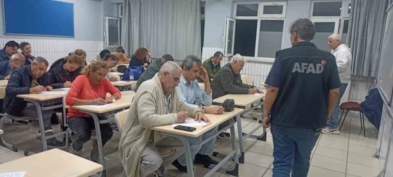 Eskişehir’de AFAD ekipleri mahalle bazlı afet eğitimi verirken vatandaşlar dikkatle dinliyor