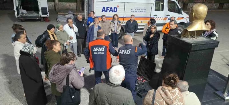Eskişehir Afet ve Acil Durum Yönetimi İl Müdürlüğü (AFAD) ekiplerince mahalle bazlı Afet eğitimi gerçekleştirildi.