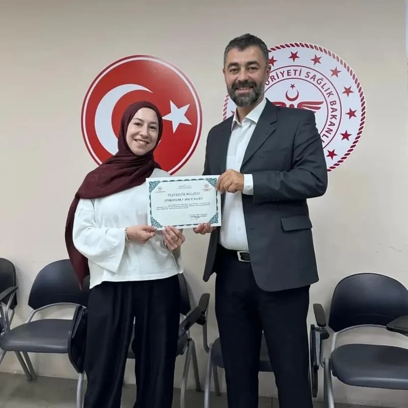 Vatandaş memnuniyetiyle öne çıkan Sağlık ekiplerine teşekkür Belgesi verildi.