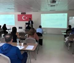 Eskişehir İl Ambulans Servisi personeli toplantı sırasında acil sağlık hizmetlerini değerlendiriyor