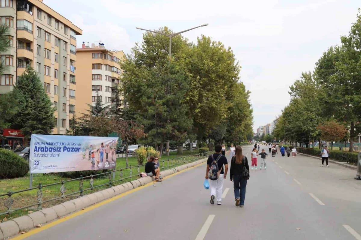 Eskişehir’de Arabasız Pazar etkinliğinde araç trafiğine kapatılan bulvarlarda yürüyen ve bisiklete binen vatandaşlar