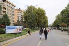 Eskişehir’de Arabasız Pazar etkinliğinde araç trafiğine kapatılan bulvarlarda yürüyen ve bisiklete binen vatandaşlar