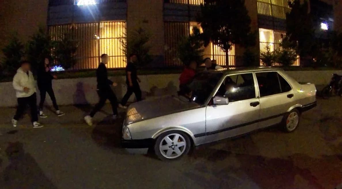 Yaşanan o gergin anlar yoldan geçmekte olan bir motosiklet sürücüsünün kask kamerasına saniye saniye yansıdı.