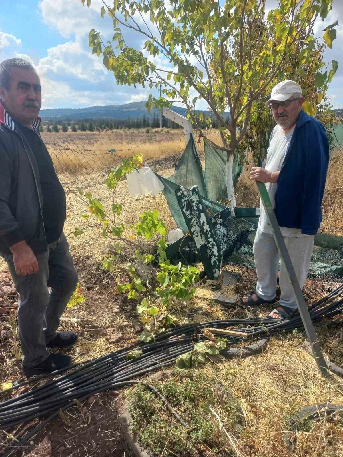 Eskişehir Seyitgazi Yolu'nda zarar görmüş bahçe telleri