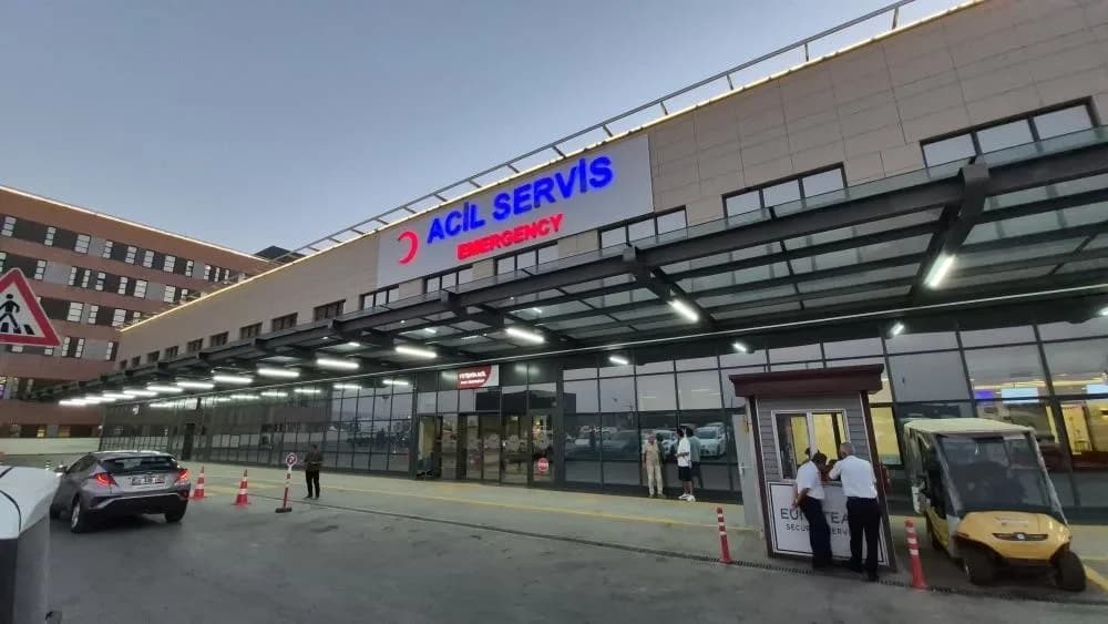 Eskişehir'de itfaiye ekipleri tarafından kapısı açılan evde baygın halde bulunan yaşlı çiftin sağlık ekipleri tarafından