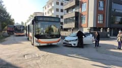 Eskişehir Odunpazarı’nda belediye otobüsü ile otomobilin çarpıştığı kaza sonrası olay yeri