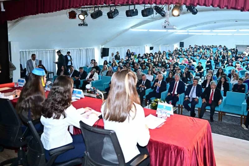 Eskişehir’de Anadolu Mektebi tarafından düzenlenen Cengiz Dağcı Okumaları programından bir panel görüntüsü