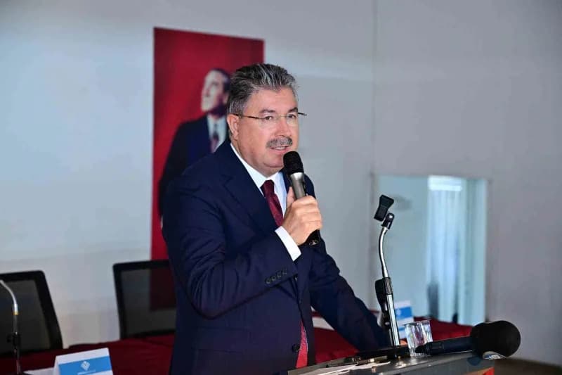 Eskişehir'de Anadolu Mektebi tarafından düzenlenen 'yazar Okumaları-Cengiz Dağcı Okumaları' programının açılışı, Vali Dr
