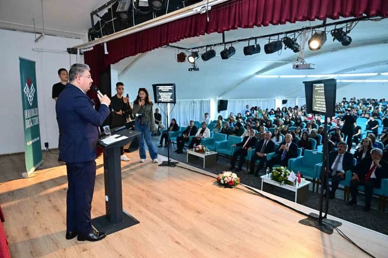 Eskişehir'de Anadolu Mektebi tarafından düzenlenen 'yazar Okumaları-Cengiz Dağcı Okumaları' programının açılışı, Vali Dr