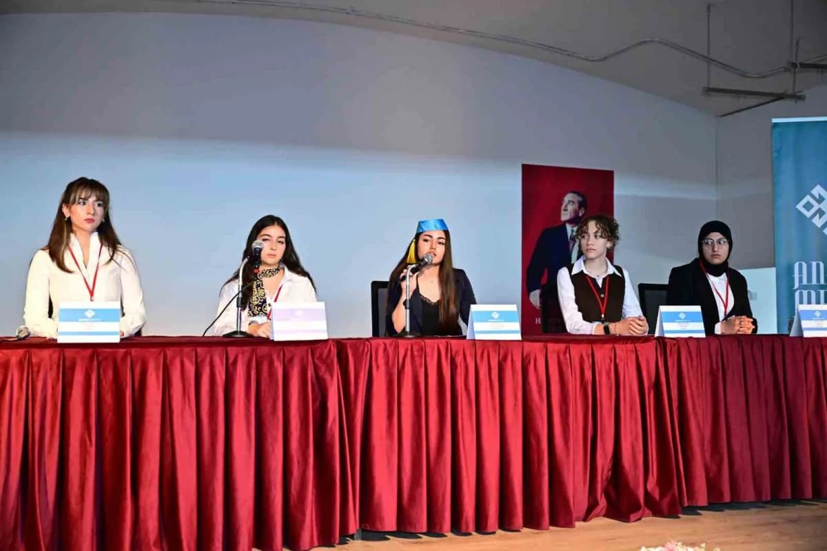 Eskişehir'de Anadolu Mektebi tarafından düzenlenen 'yazar Okumaları-Cengiz Dağcı Okumaları' programının açılışı, Vali Dr