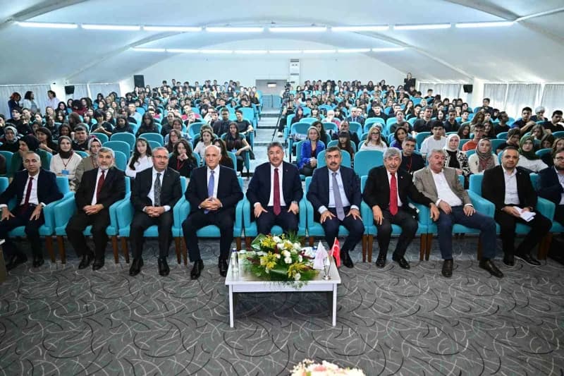 Eskişehir'de Anadolu Mektebi tarafından düzenlenen 'yazar Okumaları-Cengiz Dağcı Okumaları' programının açılışı, Vali Dr