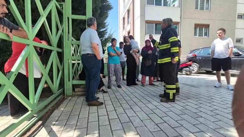 Eskişehir'de bir apartman bahçesinde kuru otların tutuşması sonucu çıkan yangın büyümeden söndürüldü. Çevre sakinlerinin