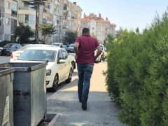 Eskişehir Odunpazarı’nda kuru ot yangını sırasında alevler ve duman yükselirken çocukların yangına verdiği tepki