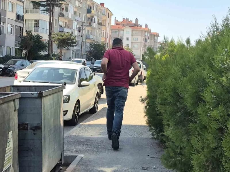 Eskişehir Odunpazarı’nda kuru ot yangını sırasında alevler ve duman yükselirken çocukların yangına verdiği tepki