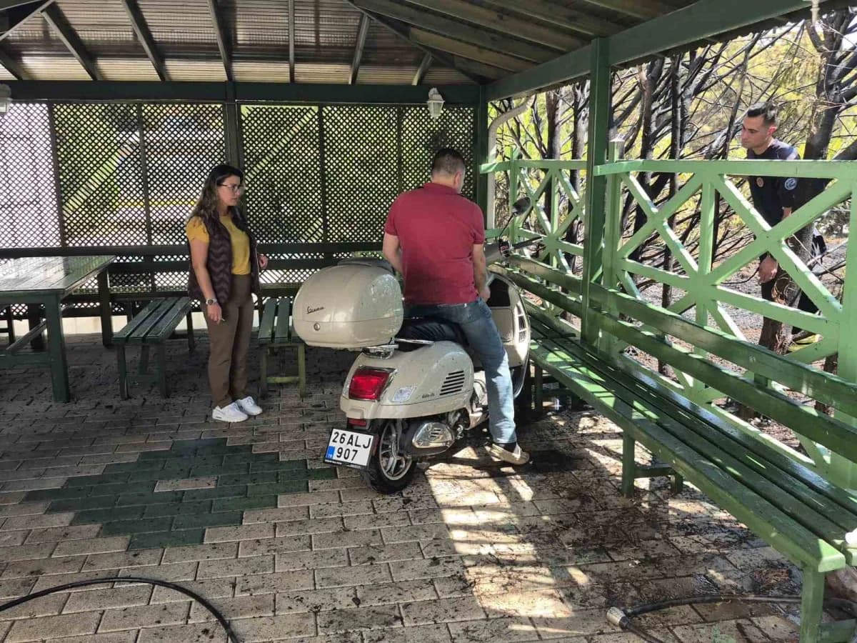 Eskişehir'de bir apartman bahçesinde kuru otların tutuşması sonucu çıkan yangın büyümeden söndürüldü. Çevre sakinlerinin