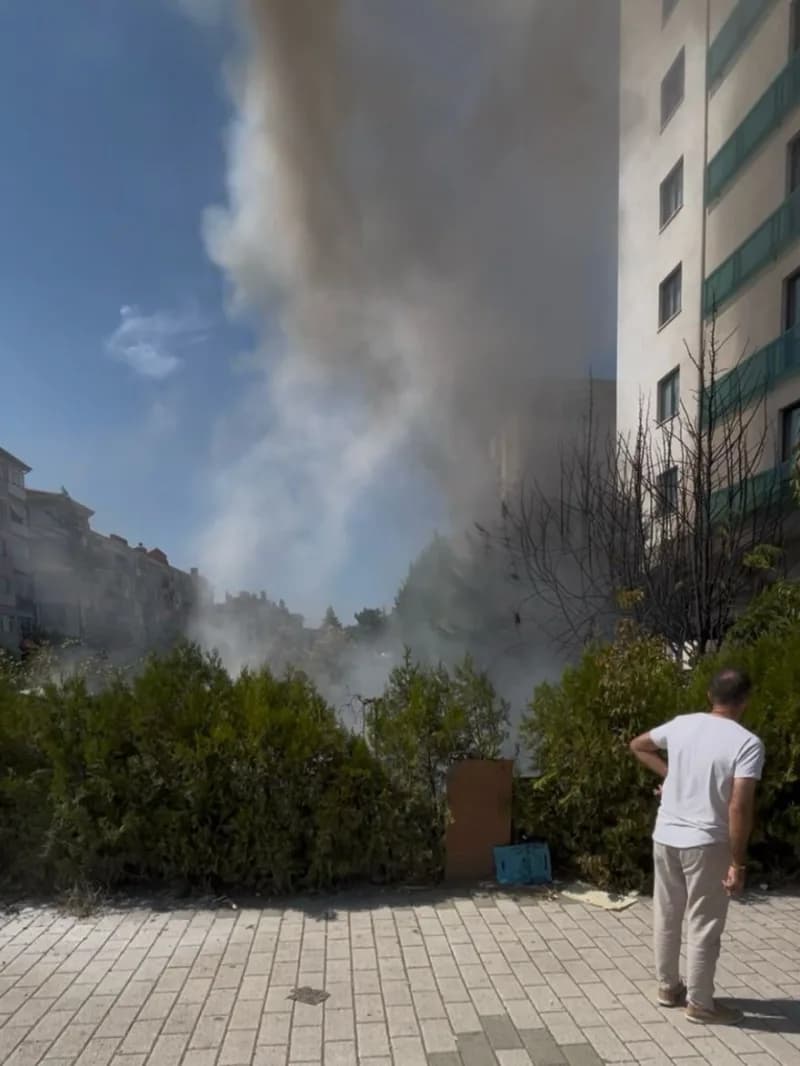 Eskişehir'de bir apartman bahçesinde kuru otların tutuşması sonucu çıkan yangın büyümeden söndürüldü. Çevre sakinlerinin