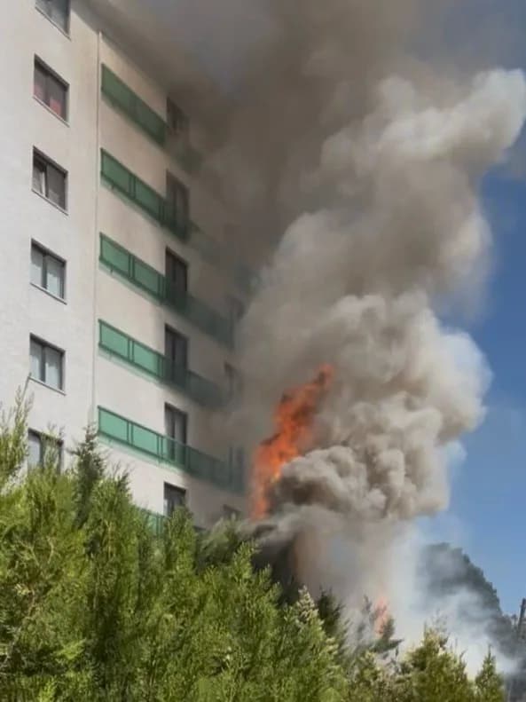 Eskişehir'de bir apartman bahçesinde kuru otların tutuşması sonucu çıkan yangın büyümeden söndürüldü. Çevre sakinlerinin
