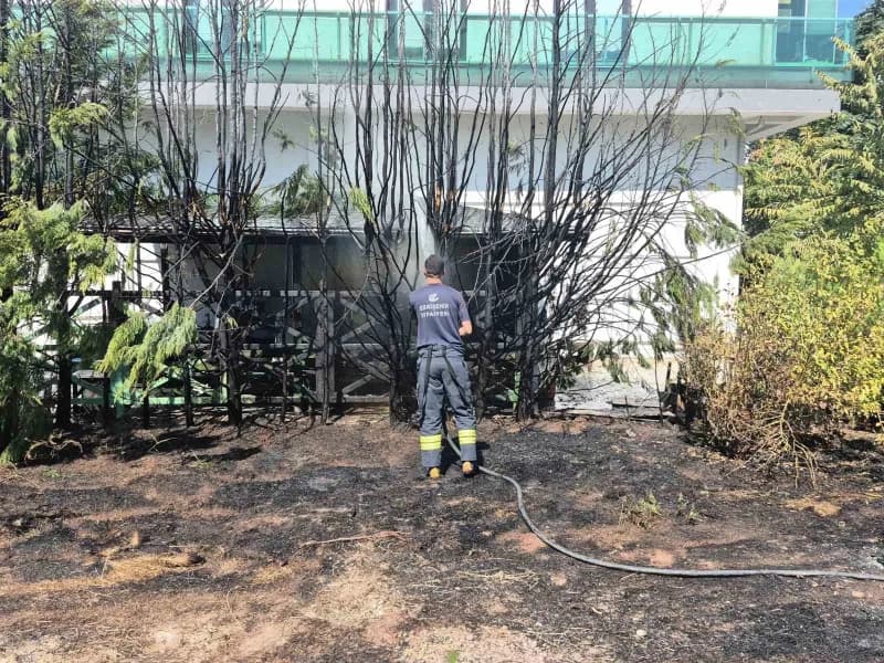 Eskişehir'de bir apartman bahçesinde kuru otların tutuşması sonucu çıkan yangın büyümeden söndürüldü. Çevre sakinlerinin