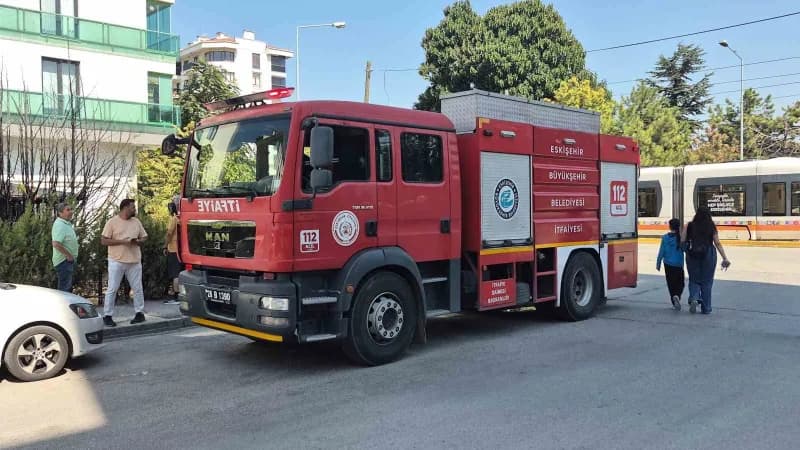 Eskişehir'de bir apartman bahçesinde kuru otların tutuşması sonucu çıkan yangın büyümeden söndürüldü. Çevre sakinlerinin