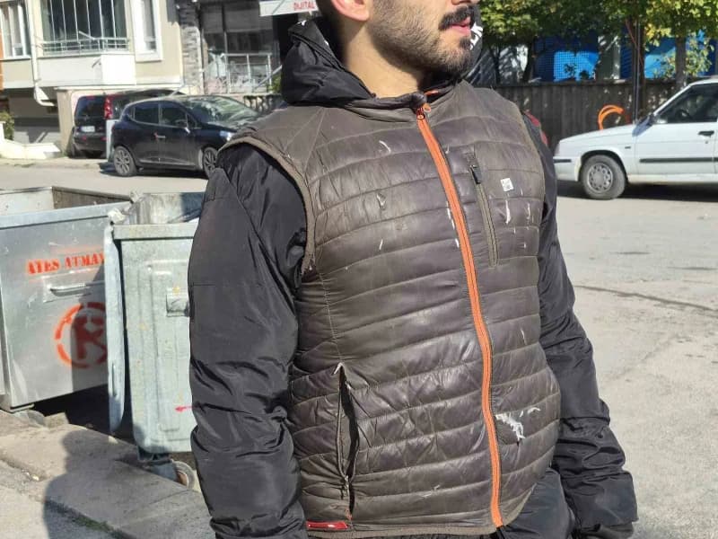 Üstü başı yırtılan elektrikli bisiklet sürücüsü.