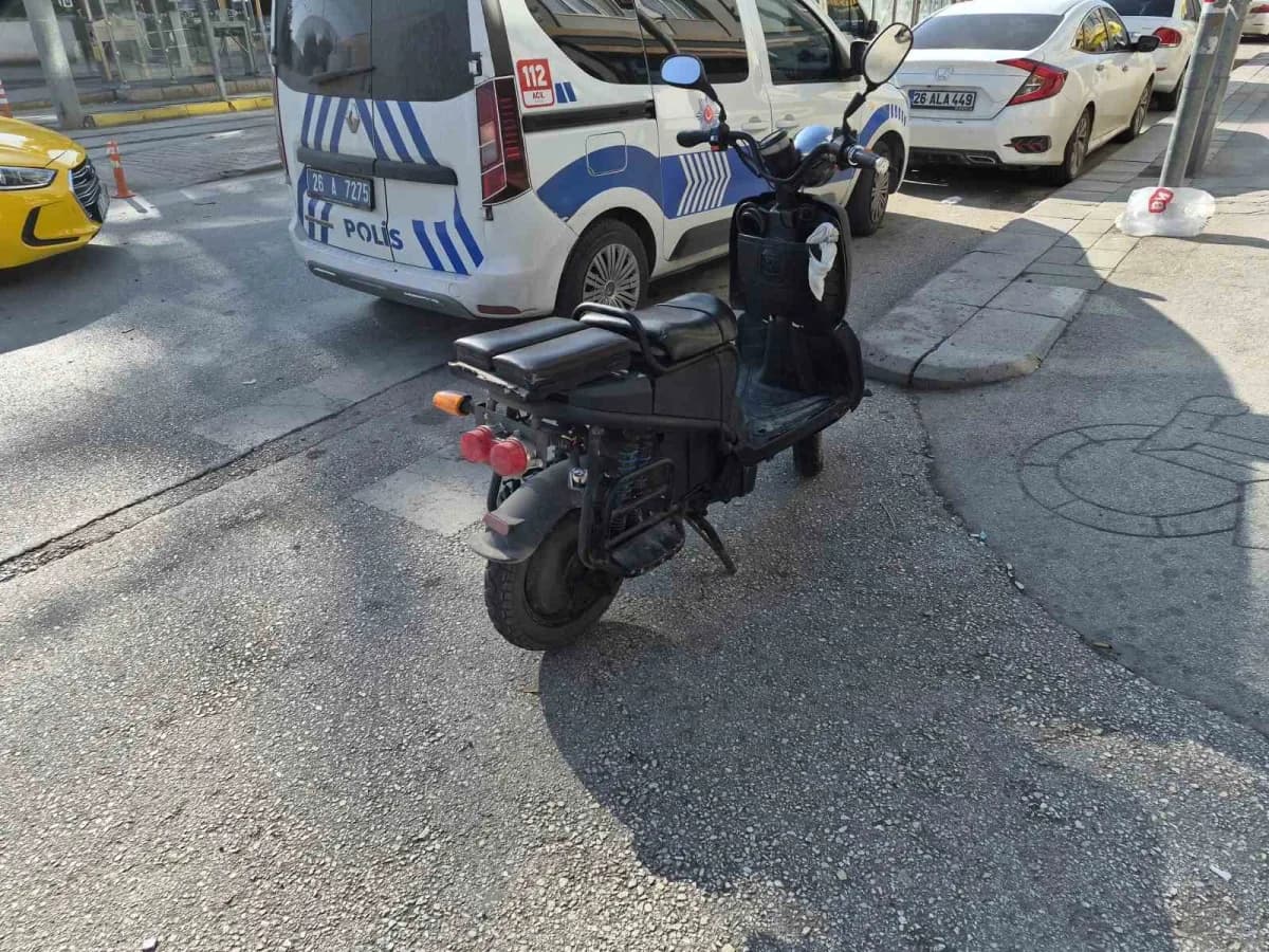 Eskişehir'de elektrikli bisiklet ile çarpışan otomobil olay yerinden kaçarken, polis ekiplerince olayla ilgili çalışma b