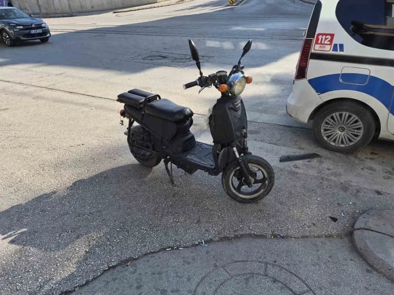 Eskişehir'de elektrikli bisiklet ile çarpışan otomobil olay yerinden kaçarken, polis ekiplerince olayla ilgili çalışma b