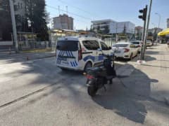 Eskişehir Odunpazarı'nda elektrikli bisiklet ile otomobilin çarpıştığı cadde